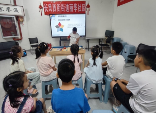 太原万柏林区长风西街街道开展暑期儿童沙盘体验课