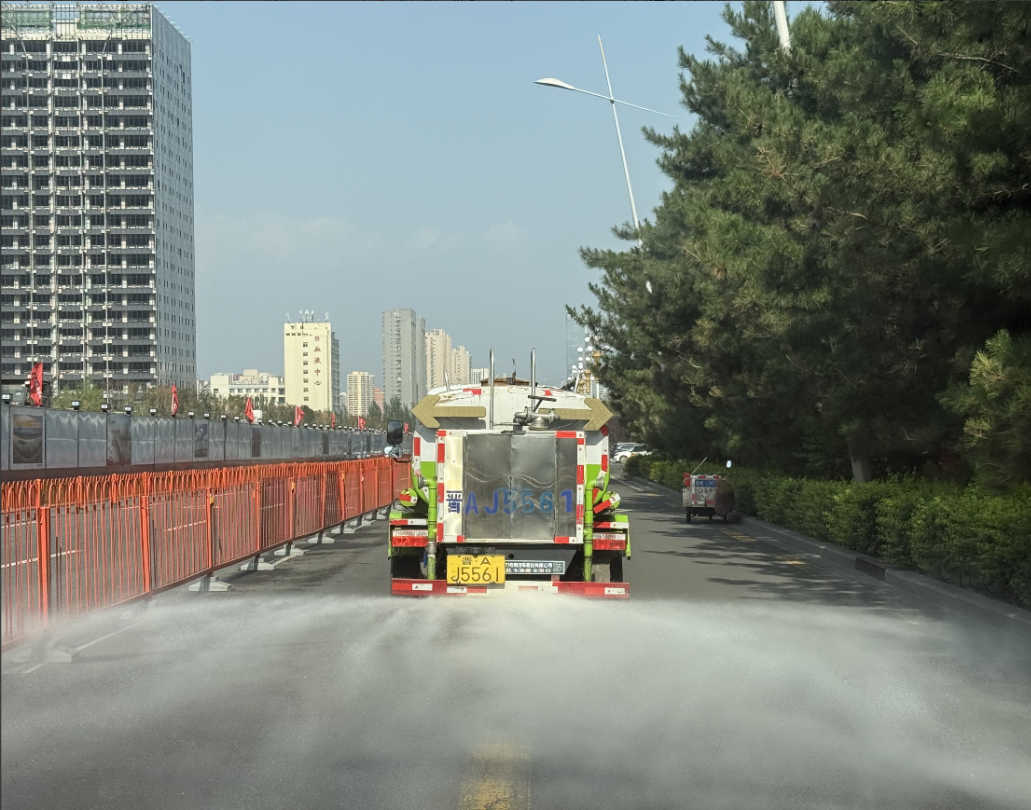 太原万柏林区城乡管理局：不惧高温“烤”验 “汗”卫城市美丽