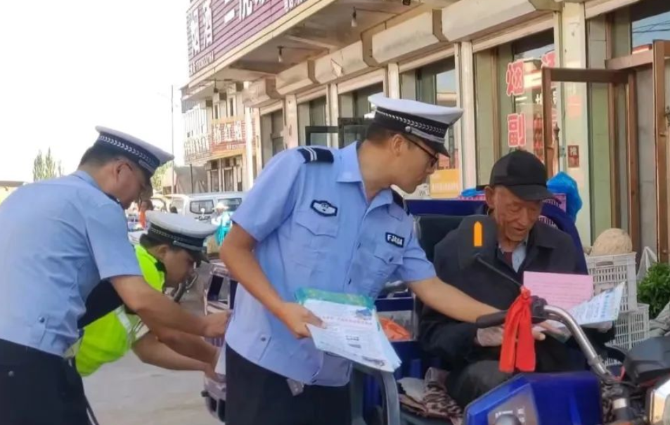 吕梁兴县公安交警联合乡镇政府开展夏季道路交通安全宣传活动