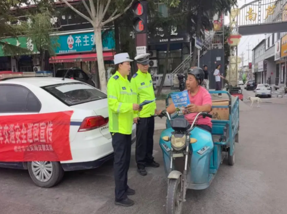 临汾公安交警交通安全进农村，贴近村民“话”安全！