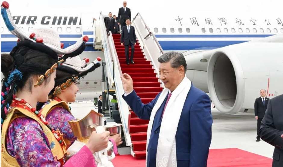 习近平率中央代表团抵达拉萨出席西藏自治区成立60周年庆祝活动