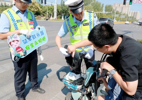 运城交警齐发力 宣整结合护平安