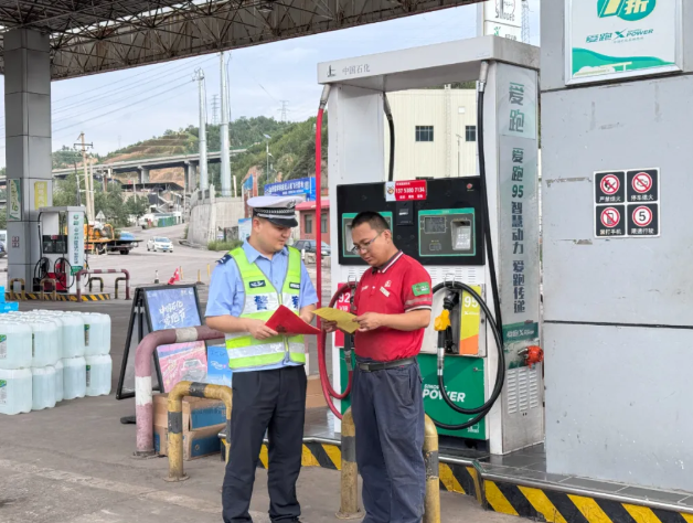 筑牢安全防线！吕梁柳林交警进加油站开展交通安全宣传