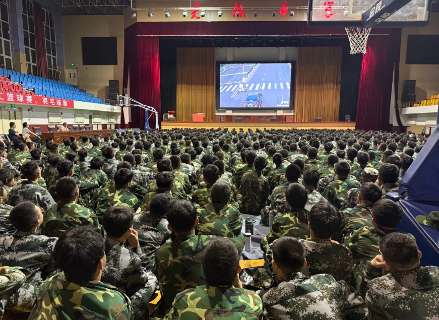 吕梁交城交警为高一新生上好“交通安全第一课”