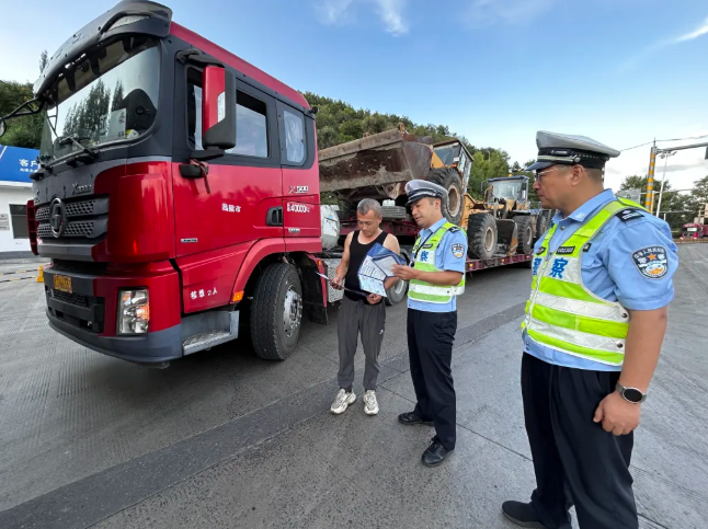 拒绝“步步紧逼”！山西高速交警为货车跟车距离“松绑”