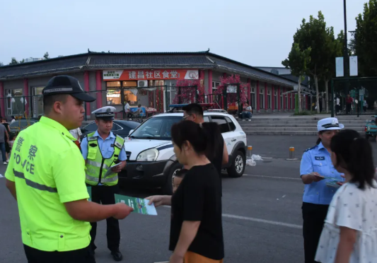 逛景区  学交规——吕梁汾阳交警走进文湖景区“千年汾州·文湖渔唱”开展安全宣传