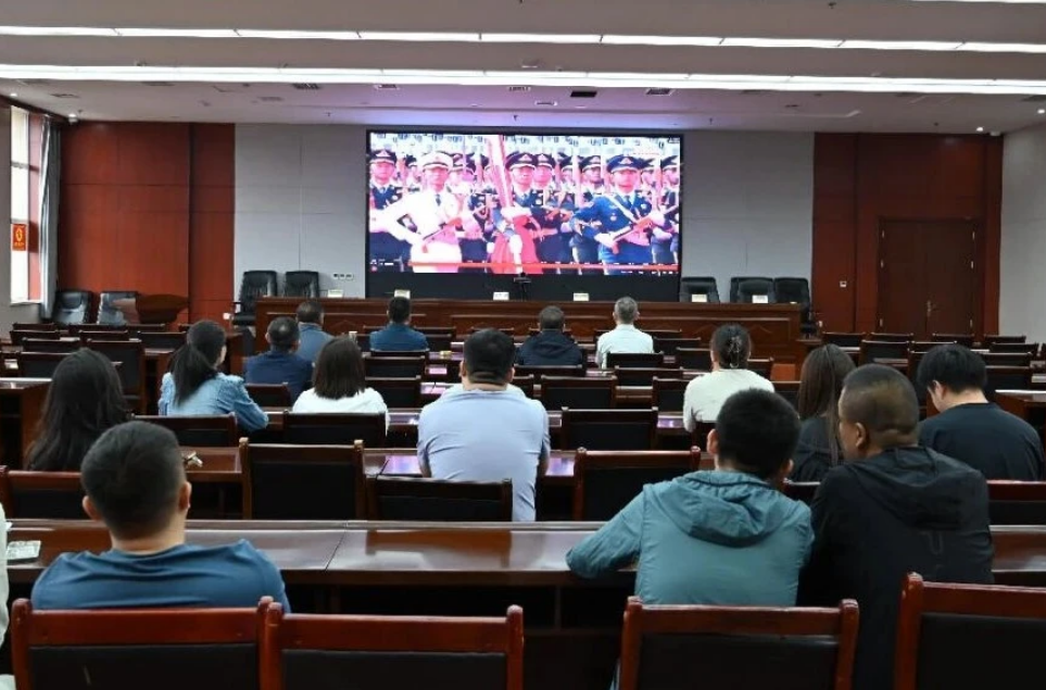 吕梁柳林法院组织全院干警集中观看中国人民抗日战争暨反法西斯战争胜利80周年大会
