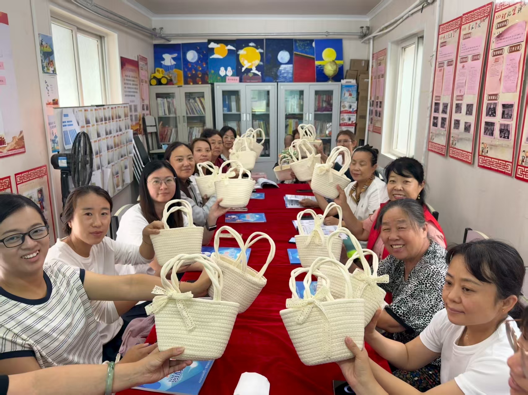 太原杏花岭区巨轮街道：巧手传情  编织浪漫