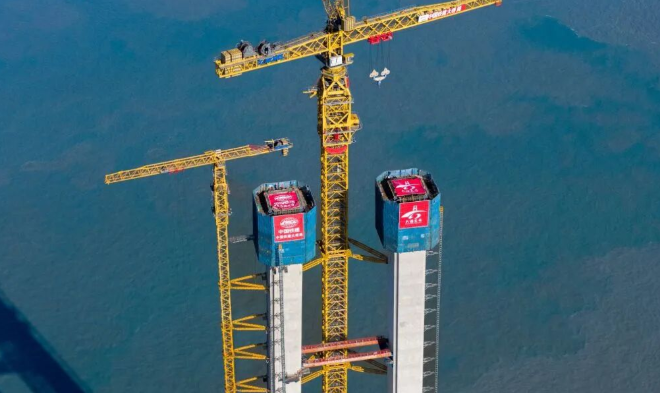 一跨1768米！国内最大跨度跨海大桥首个主塔顺利封顶