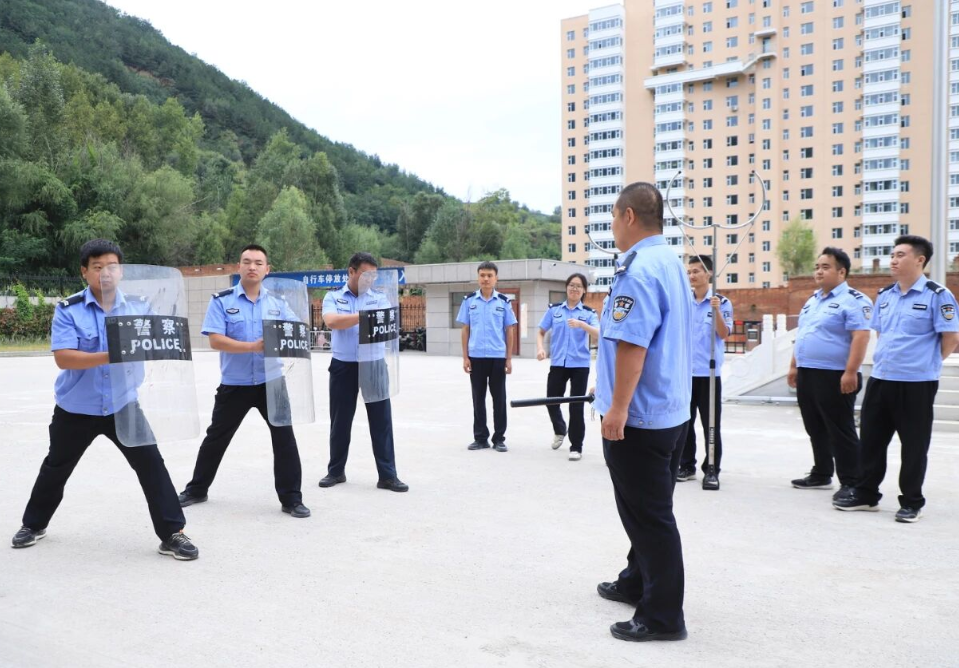 实训砺警铸铁军——吕梁方山县人民法院司法警察大队开展实战化训练