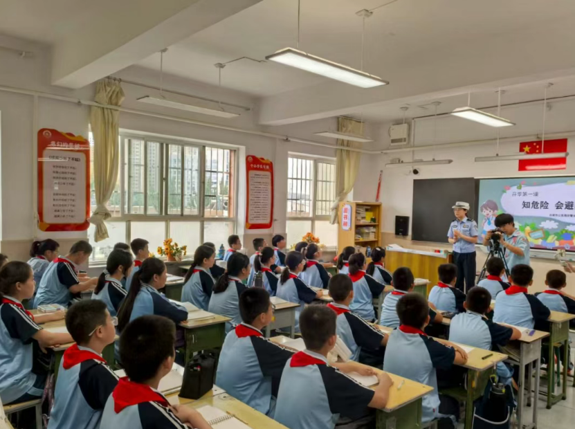 讲安全 + 绘手抄报！吕梁交警为朝阳小学定制 “开学安全课”