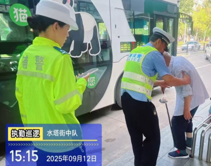 老人街头迷路  临汾公安交警支队民辅警助老人归家