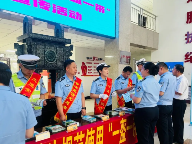 忻州原平市公安局交通管理大队走进原平监狱、武警部队、社区开展“一盔一带”安全宣传