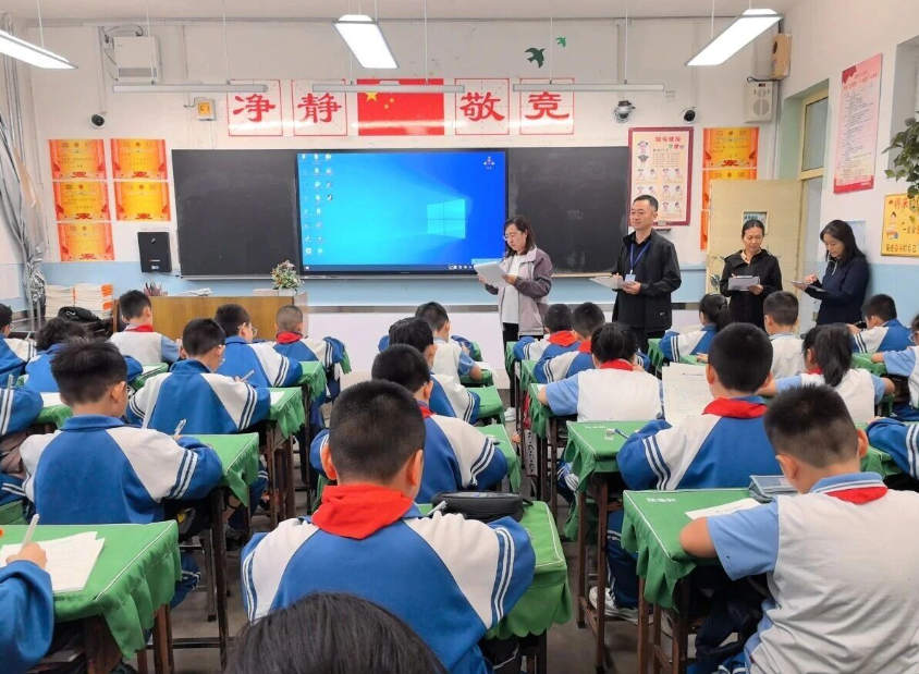 匠心筑梦展风采  班级文化润童心 ——吕梁离石区南关小学开展班级文化建设检查活动