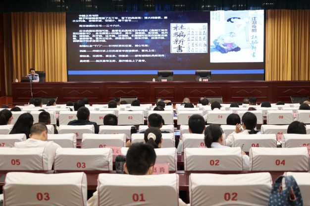 运城万荣县公安局反诈中心民警到县党校第二报告厅开展反诈宣讲会