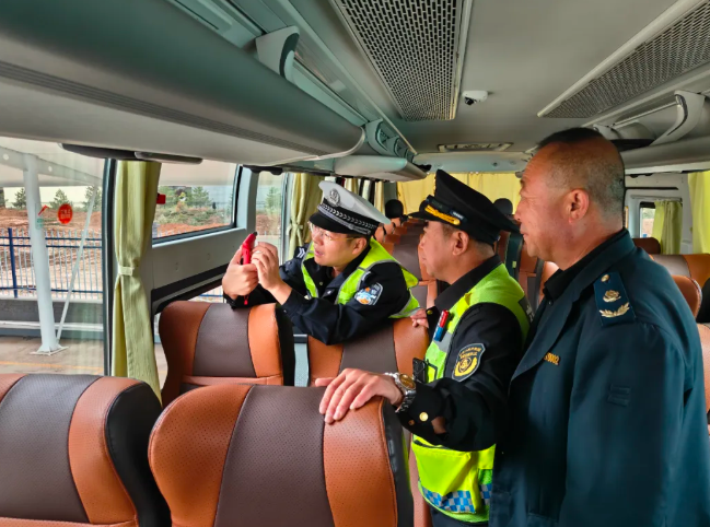 大同左云交警大队联合交通部门开展节前安全大检查 筑牢中秋国庆道路交通安全防线