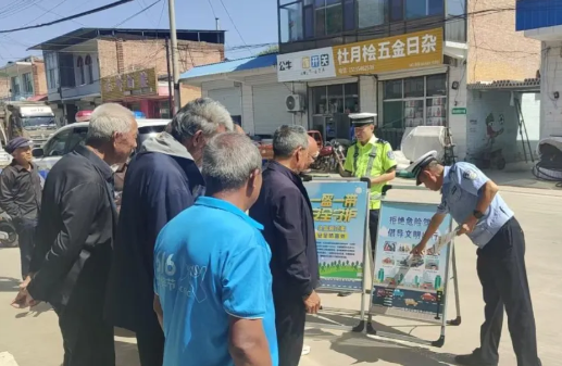 社区里的 “安全叮嘱”：吕梁临县交警手把手教居民文明出行