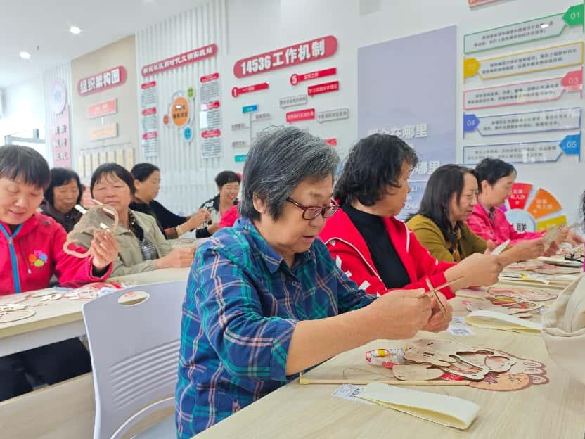 太原万柏林区小井峪街道：花灯溢彩时  皓月满金秋