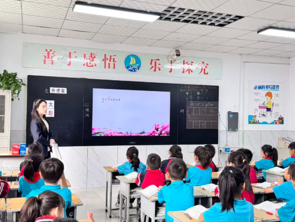 深耕课堂促成长  精准指导明方向——吕梁离石区双语小学“二二五整一”听评课活动纪