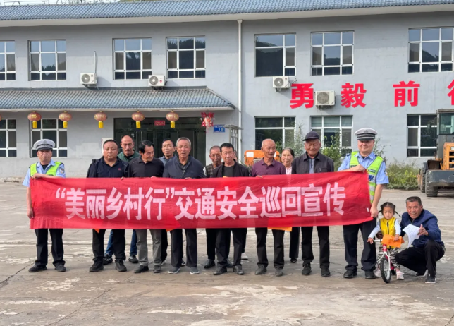 戴头盔、系安全带！吕梁柳林交警进村 “唠” 安全 护航美丽乡村路