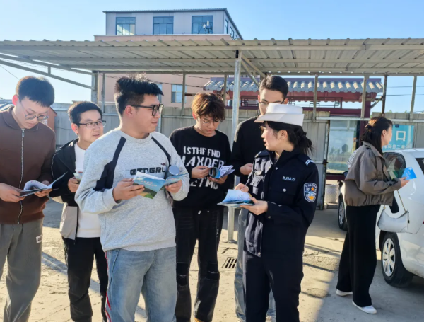 以案为鉴筑防线 ——吕梁岚县交警为驾校学员讲好 “一盔一带” 安全课