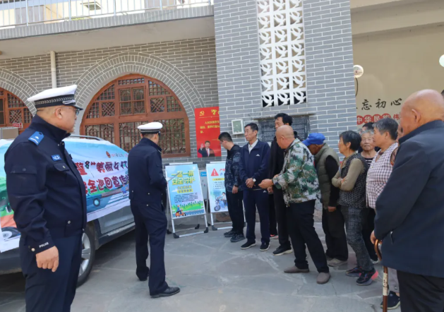  吕梁临县：聚焦 “一盔一带”“三轮车违法载人” 交警进村开展安全宣传
