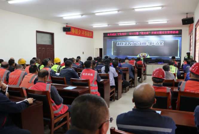 吕梁交口：拧紧企业职工 “安全弦” 交警节前宣传护航双节出行