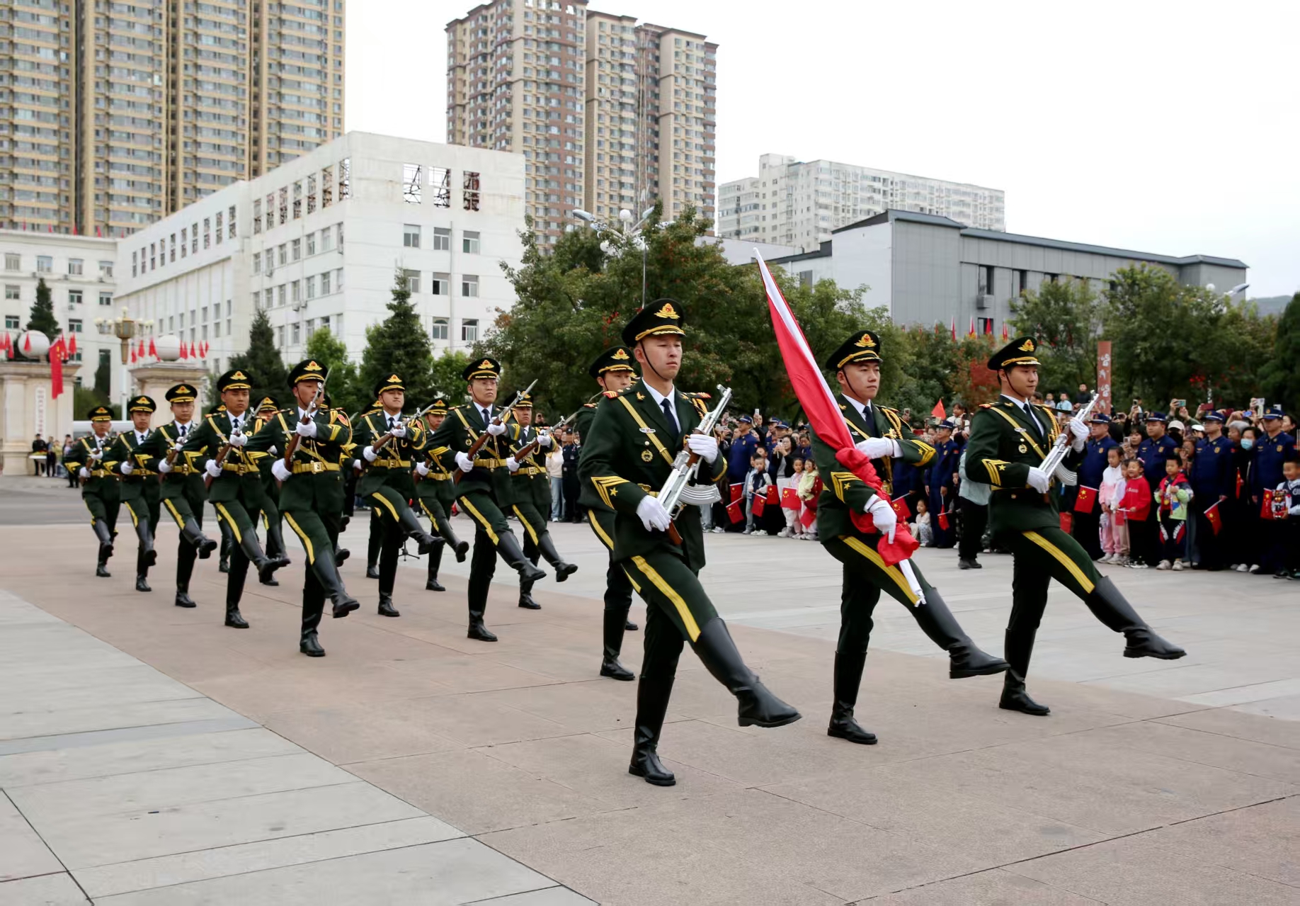 晨光中的致敬：太原古交市国庆升旗仪式点燃群众家国情怀
