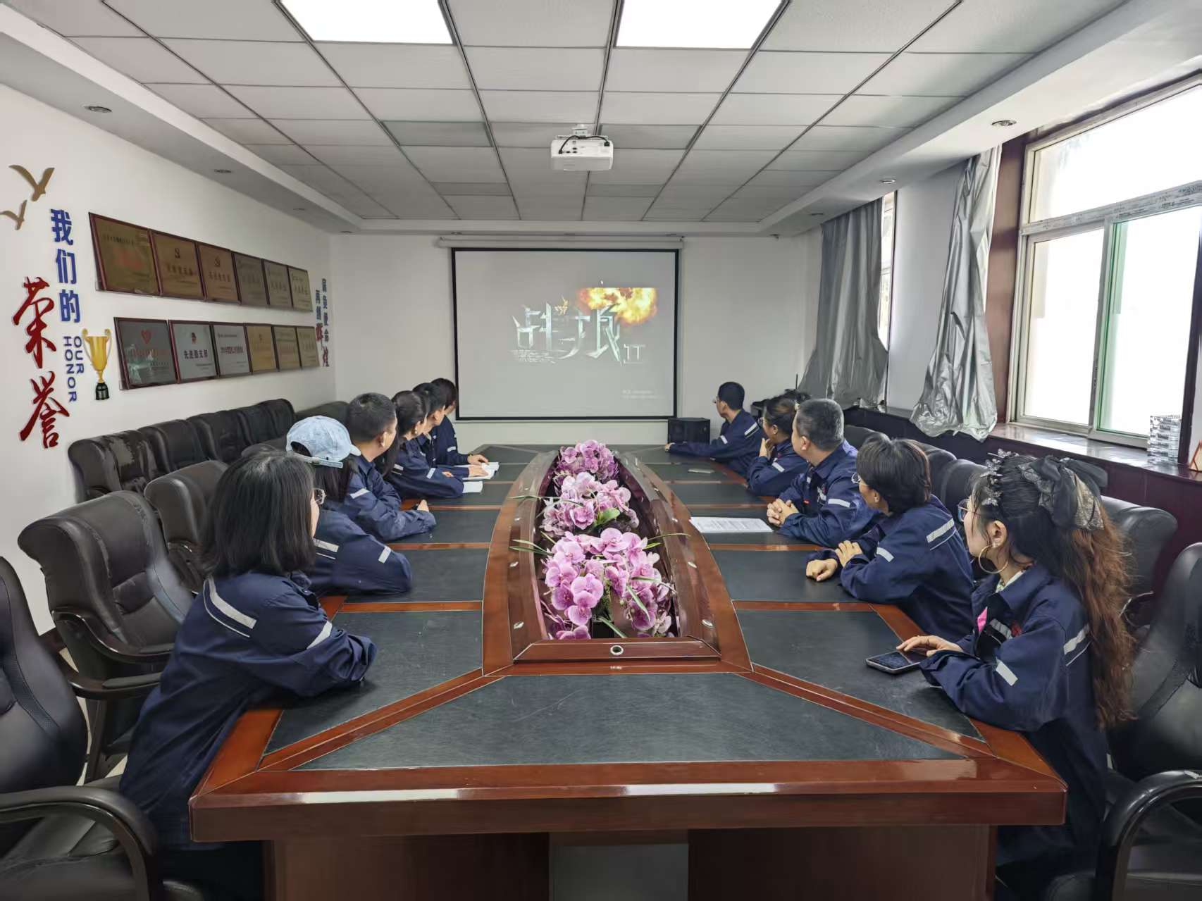 太原市政集团沥青拌和厂开展“银幕映峥嵘  同心迎国庆”爱国主题观影活动