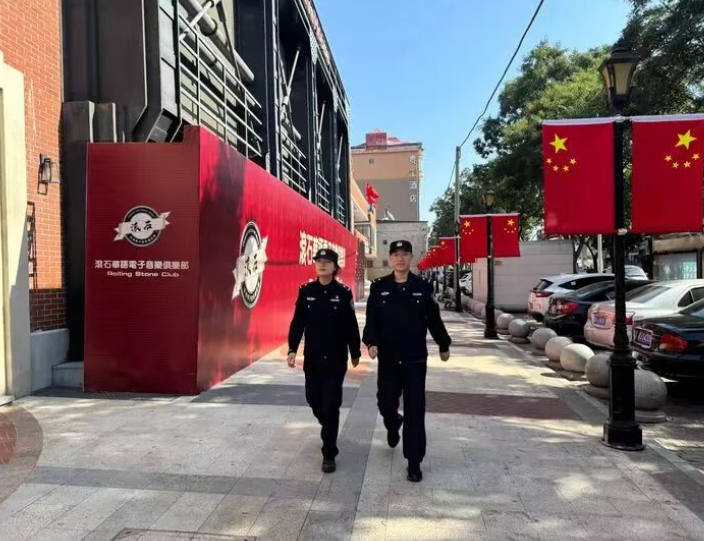 吕梁离石：国庆里的“守护色”，致每一位坚守的藏蓝