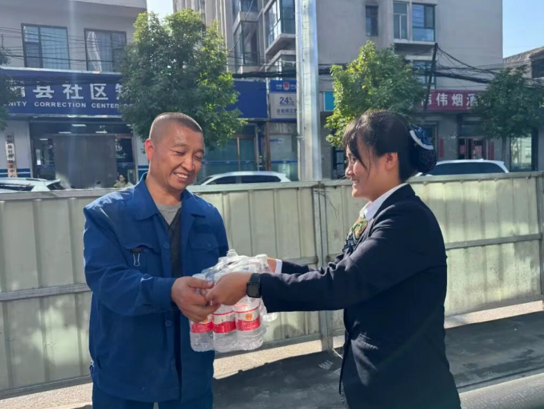 吕梁中阳农商银行：一瓶矿泉水  温暖筑路人