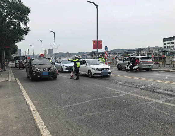 吕梁兴县交警：坚守岗位  守护平安“不打烊”