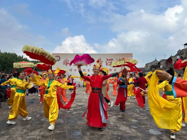 吕梁临县：伞扇鼓舞庆华诞  碛口古镇《舞动黄河》绽放非遗魅力