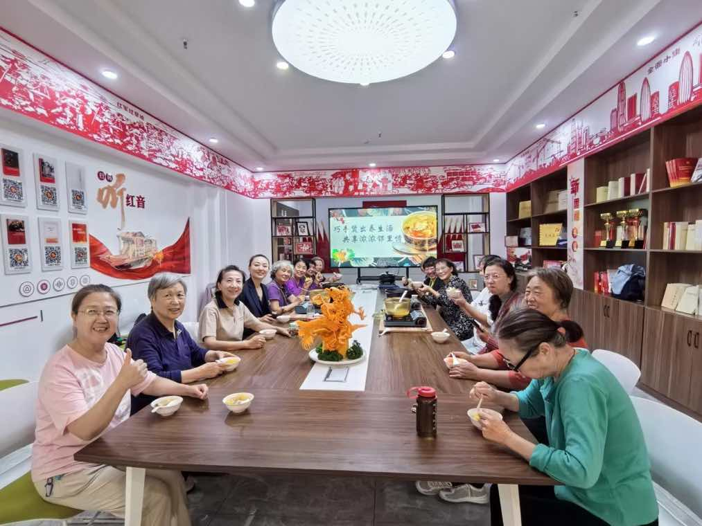 太原万柏林区滨体社区开展“巧手煲出养生汤  共享浓浓邻里情”厨艺分享活动