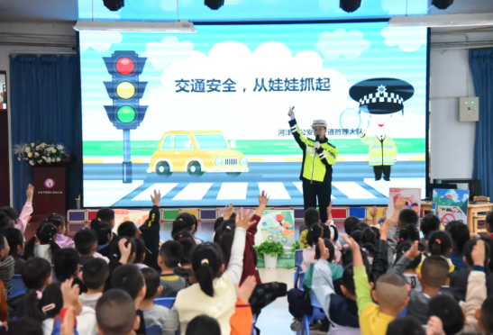 运城河津公安交警：交通安全进校园  知危避险护童行