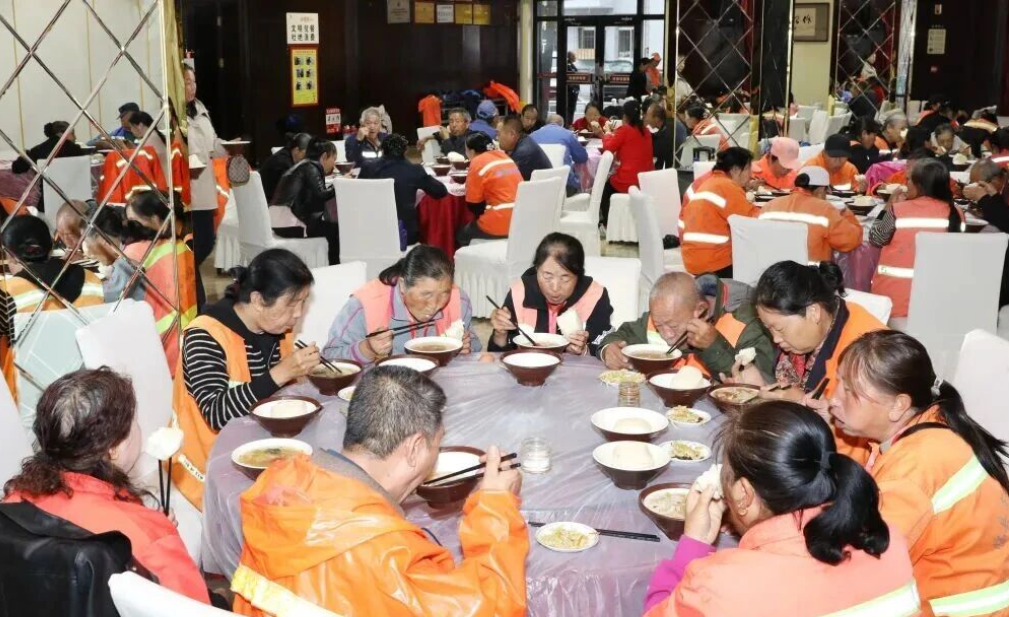 吕梁临县667名环卫工人吃上爱心早餐暖胃更暖心