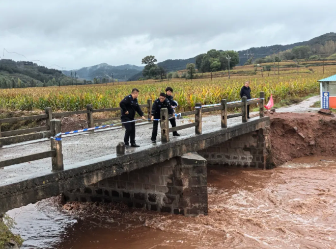 【雨幕里的“警”色】长治沁源：他们把安全感，浇进百姓心里
