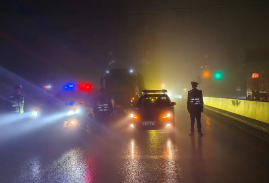 吕梁孝义公安：夜巡排隐患  救援护民生