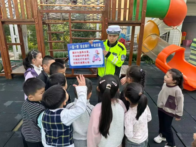 运城河津公安交警进辖区开展“一盔一带”安全主题宣传