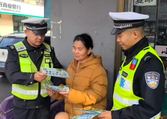 临汾公安交警宣传进农村，走村入户“话”安全