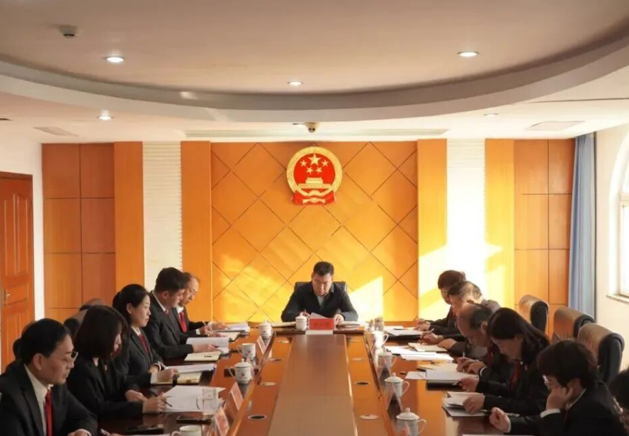 学深悟透  聚力前行——临汾洪洞法院召开党组理论中心组学习会议 传达学习贯彻党的