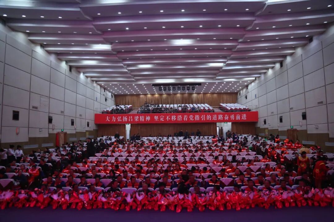 情系环卫工  致敬城市美——吕梁泰化集团赞助十万元助力环卫工人节表彰活动