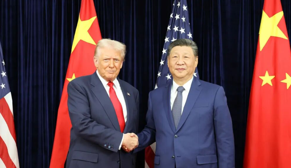 习近平同特朗普握手合影