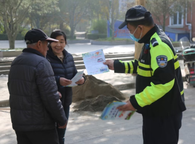 临汾公安交警交通安全进社区：让每一次回家都安心