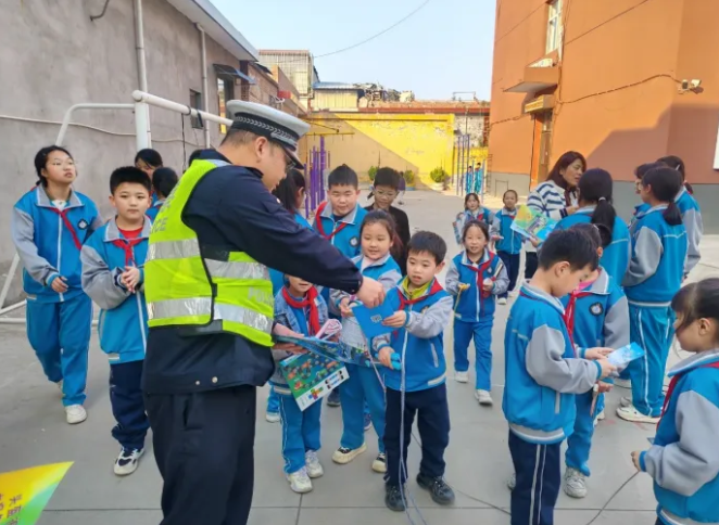 临汾公安交警进校园 守护成长“警”相随