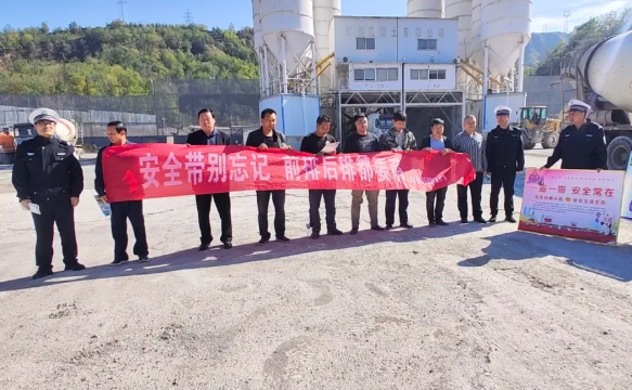 吕梁兴县交警深入企业开展交通安全宣传活动