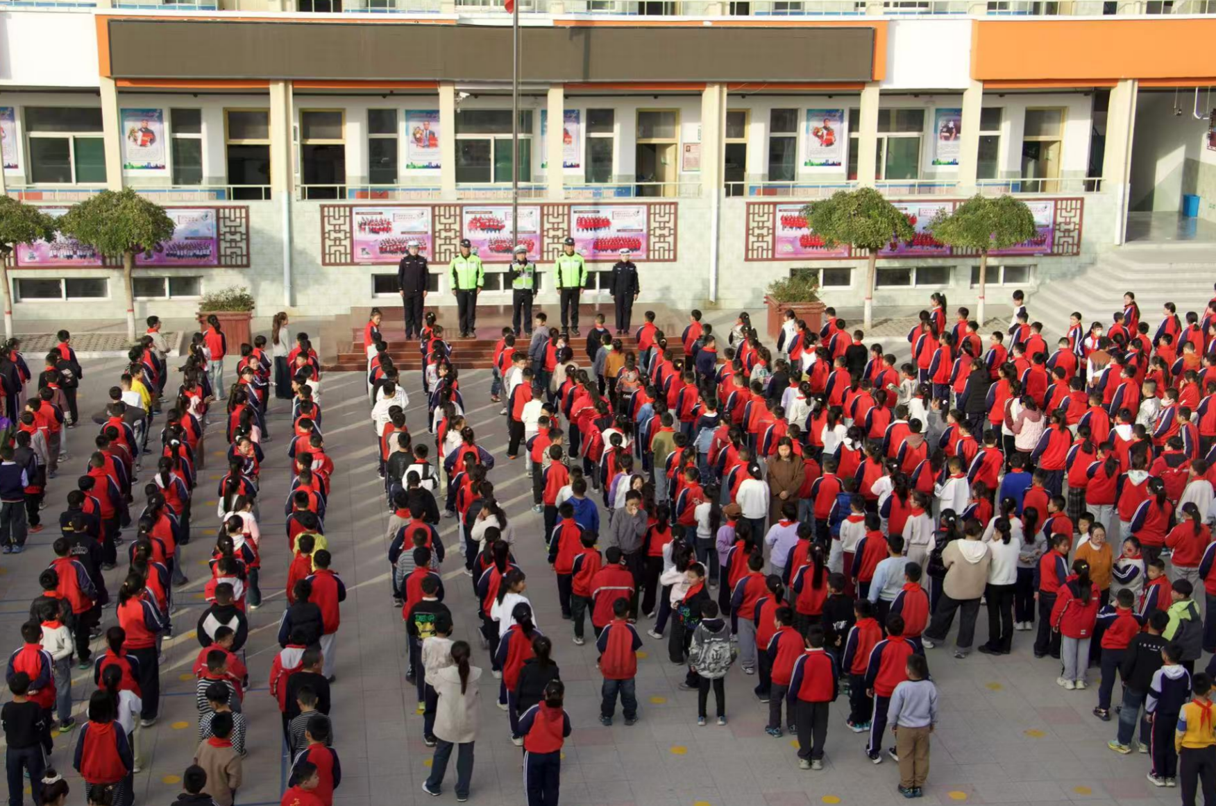 临汾公安交警进校园宣讲交通安全 筑牢学生平安成长防线