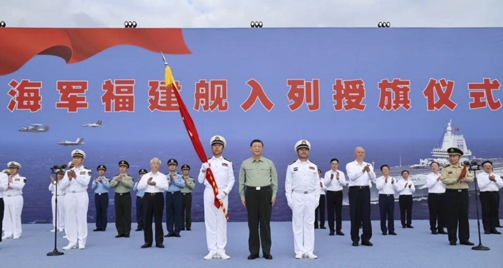 我国第一艘电磁弹射型航空母舰入列  习近平出席入列授旗仪式并登舰视察