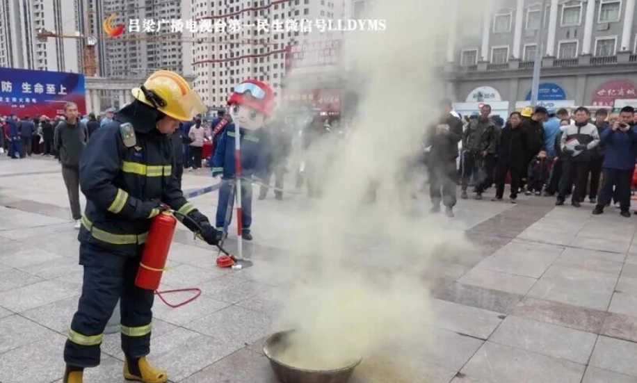 吕梁市启动“119”消防宣传月活动  市民现场沉浸学习自救技能