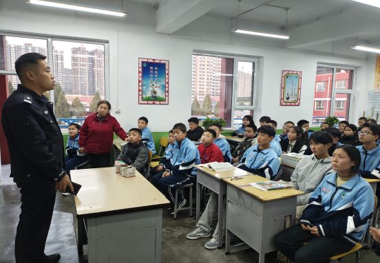 吕梁兴县公安局开展反邪教进校园宣传活动